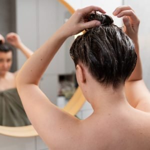 mulher-hidratando-os-cabelos-em-casa